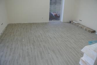 Obývačko kuchyňa - už len poumývať, už aj vymaľované, dnes prišli aj lišty.