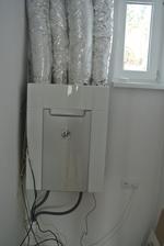 22.1.2019 Pribudla nám zas nejaká technika - rekuperačná jednotka nahodená a spojazdnená, ešte elektrikár "učeše" tie voľne pohodené káble.
