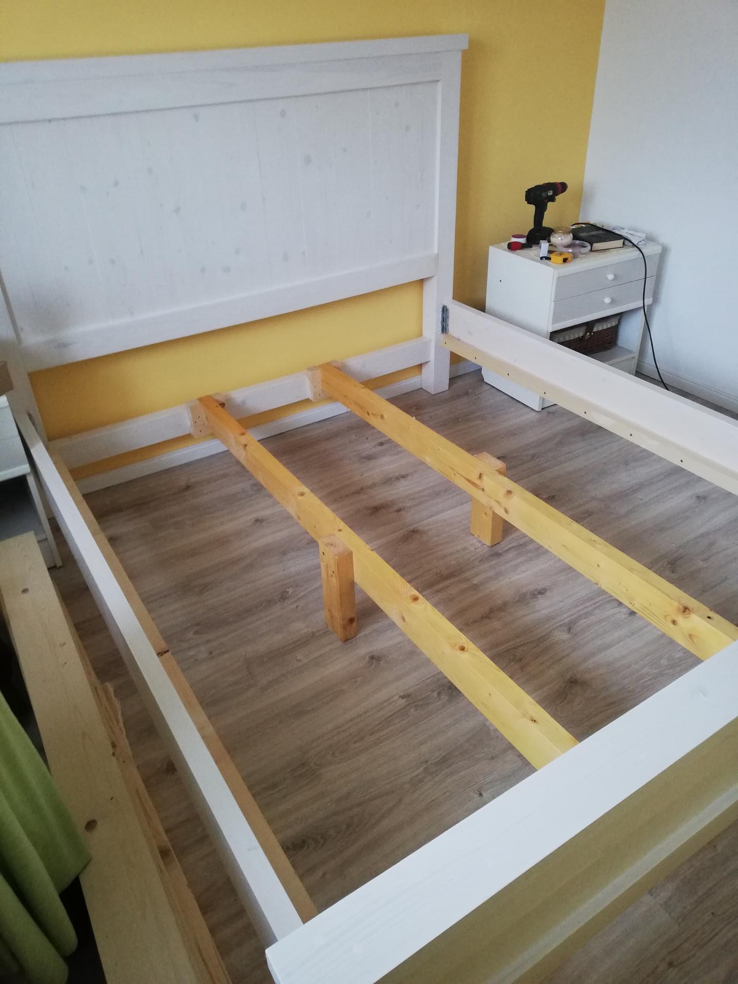 Moje tvorenie z dreva - 22.10.2022 Konečne skladáme posteľ v spálni.