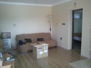 bojove podmienky - provizorny stolik z kartonu a navrchu tabla na valkanie cesta :) lampa v rohu je docasna, a ked objedname sedacku a nabytok, aj obraz dakde pichneme :)