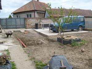 do zeme sme spravili odtok z riny, ktory usti cez dvor az do zahrady, este predtym, ako sme navozili do dvora makadam