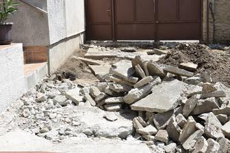 v juli 2017 sme sa pustili do zamkovej dlazby, takze to chcelo vybrat vsetok stary beton z chodnikov a makadam