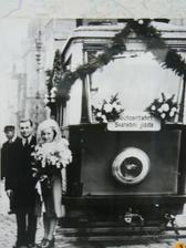 další příhodné foto svatby, tentokrát z tramvajového muzea