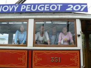 a tady už jsme připravené k vyjížďce krásnou historickou tramvají