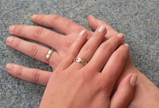 uvnitř rytina se jmény a datem svatby
