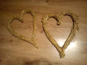 menšie srdcia doma na dvere a na vchod do kulturáku (asi), alebo hocikde inde :) tiež sa dozdobia na mieste niečím :)