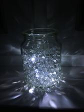 Takéto niečo si predstavujem ale v nejakých pekných vázičkách :) Gélové perličky a LED perličky :)