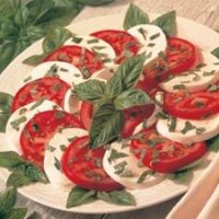 Takéto bude pravdepodobne naše predjedlo - paradajky a mozzarella