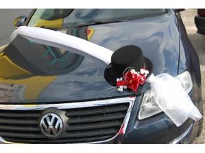 Na auto ženicha jen tam bude ještě malinová organza a na cilindru taky místo květiny