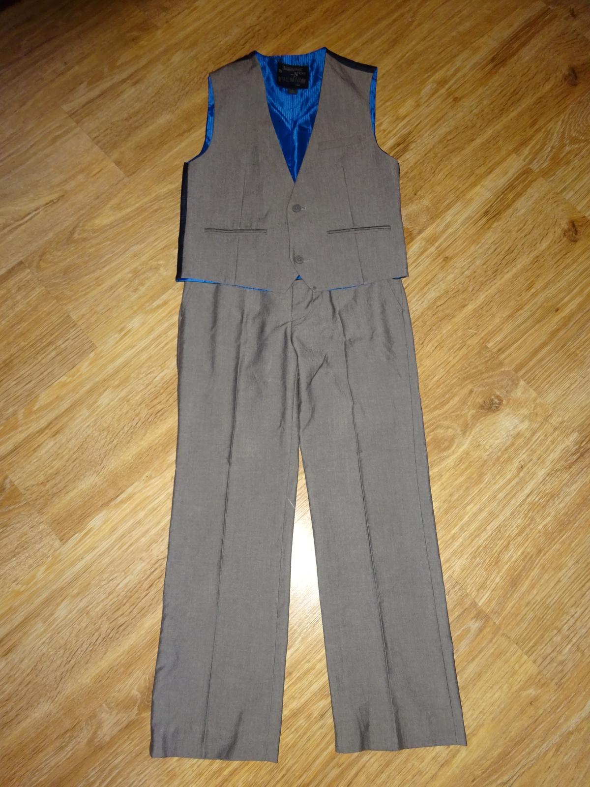 Šedý komplet kalhot a vesty Next vel. 134 - Obrázek č. 1