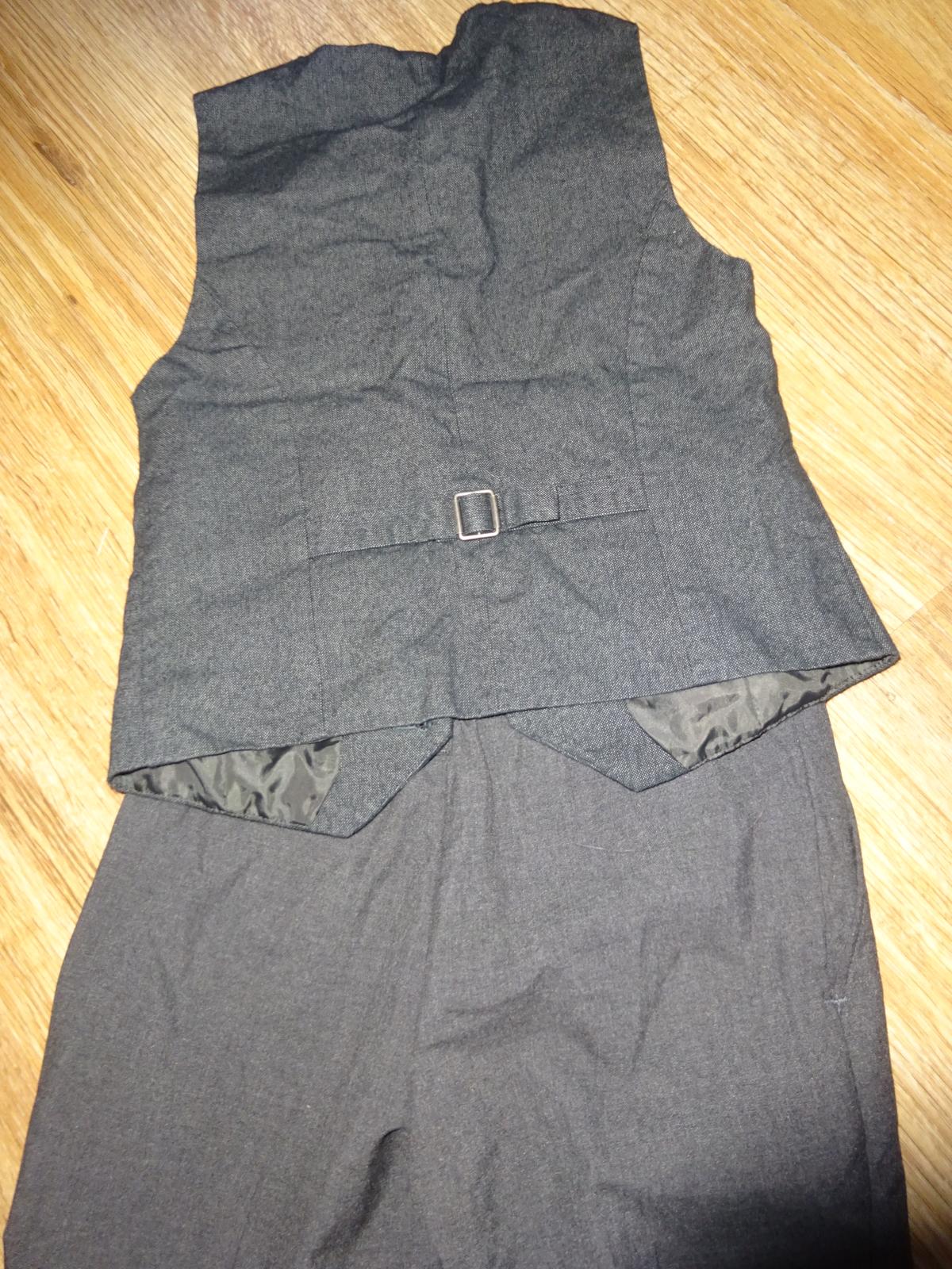 Šedý komplet kalhot a vesty vel. 9 let - Obrázek č. 1