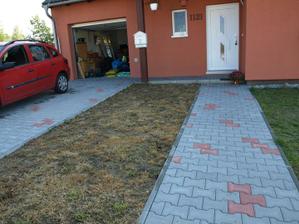 konečně došlo na předzahrádku.... tráva zlikvidována...