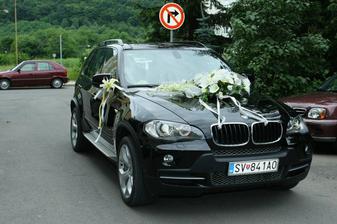 naše svadobné auto, hlavne, že sme mali doma aj ŠPZ mladomanželia, ale akosi sa na to zabudlo/