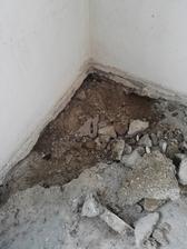 Teraz neviem či žiaľbohu či niekedy aj chvalabohu, šraci dali taky slabý beton na spodok, krtko keby sa nasere, tak sa prehrabe dnu.