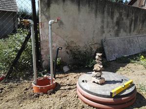 Osadená šachta na vodu, jedna na studňu, jedna s mestskou vodou. Ked tu vidím tie premakané zahony a skalky, tak som narychlo zbúchal aj ja dekoráciu :) Z kamenia čo som našiel pri zakopávaní
