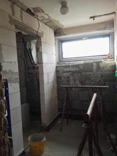 Stena v kupelke hotová, beton čo som miešal v snehu v plafone aj ostal, dobré to bude :) +++ bonus pre chlapov, fotka s kozami (pornhub pre stavebnikov)