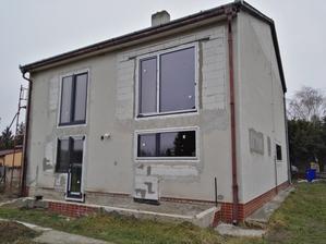 Z tejto strany som nemal ani jednu fotku, to okno na lavo by som dal väčšie keby to robím ešte raz (len sa nedalo, lebo dole je už okno na doraz na stene, čiže by nelícovali) - vlastne je to tak ako vela vecí - lepšie sa nedalo, dobré to bude takto