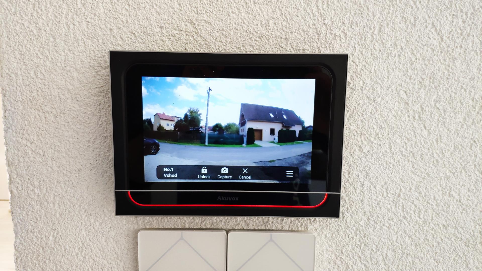 Akuvox - naše realizácie - Monitor Akuvox X933 prepojený s vonkajšou jednotkou pre videokomunikáciu. Monitor tiež dokáže integrovať aplikáciu TapHome, kamerový systém či bezpečnostný systém, to znamená všetko na jednom mieste. Inštalovaný v rodinnom dome.