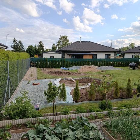 Drenáž, ohniště a rovnání zahrady